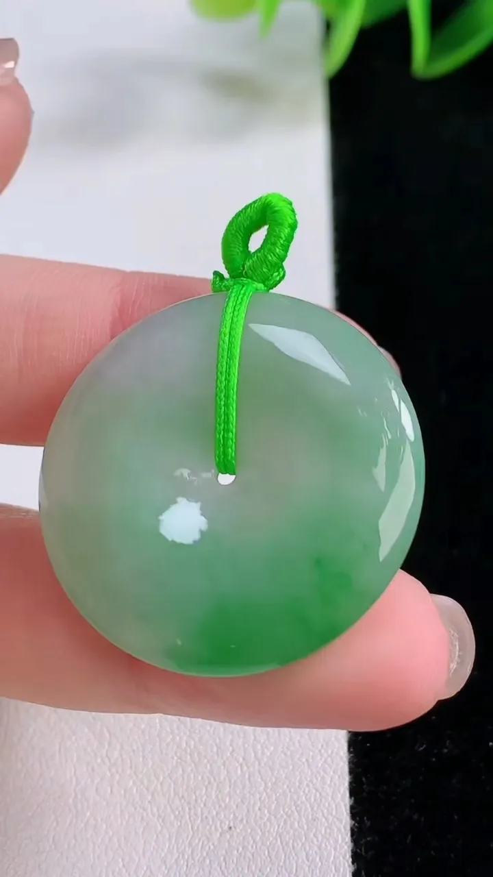 天然A货翡翠平安扣吊坠，尺寸30.3-5.7，重量:11.38g
11月24日