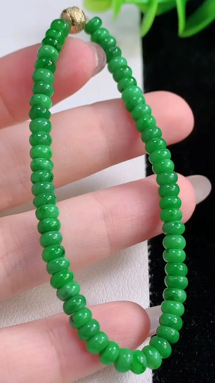 天然A货翡翠算盘珠手串，尺寸4.2-2.2-60颗，重量:7.39g11月24日
工厂直销收藏佳品,种好水足，色泽均匀，有种有色，上手高大气！