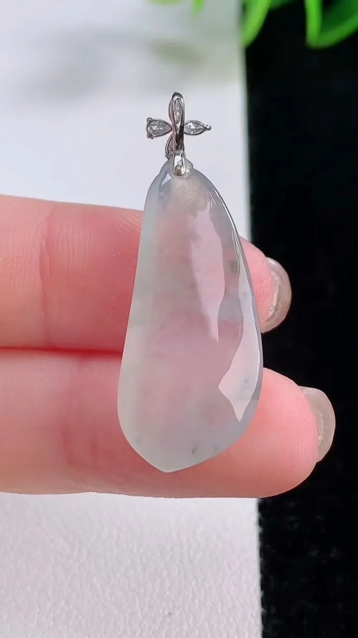 天然A货翡翠种飘花福瓜吊坠，尺寸29.7-13.2-5.3，重量:3.63g
11月24日