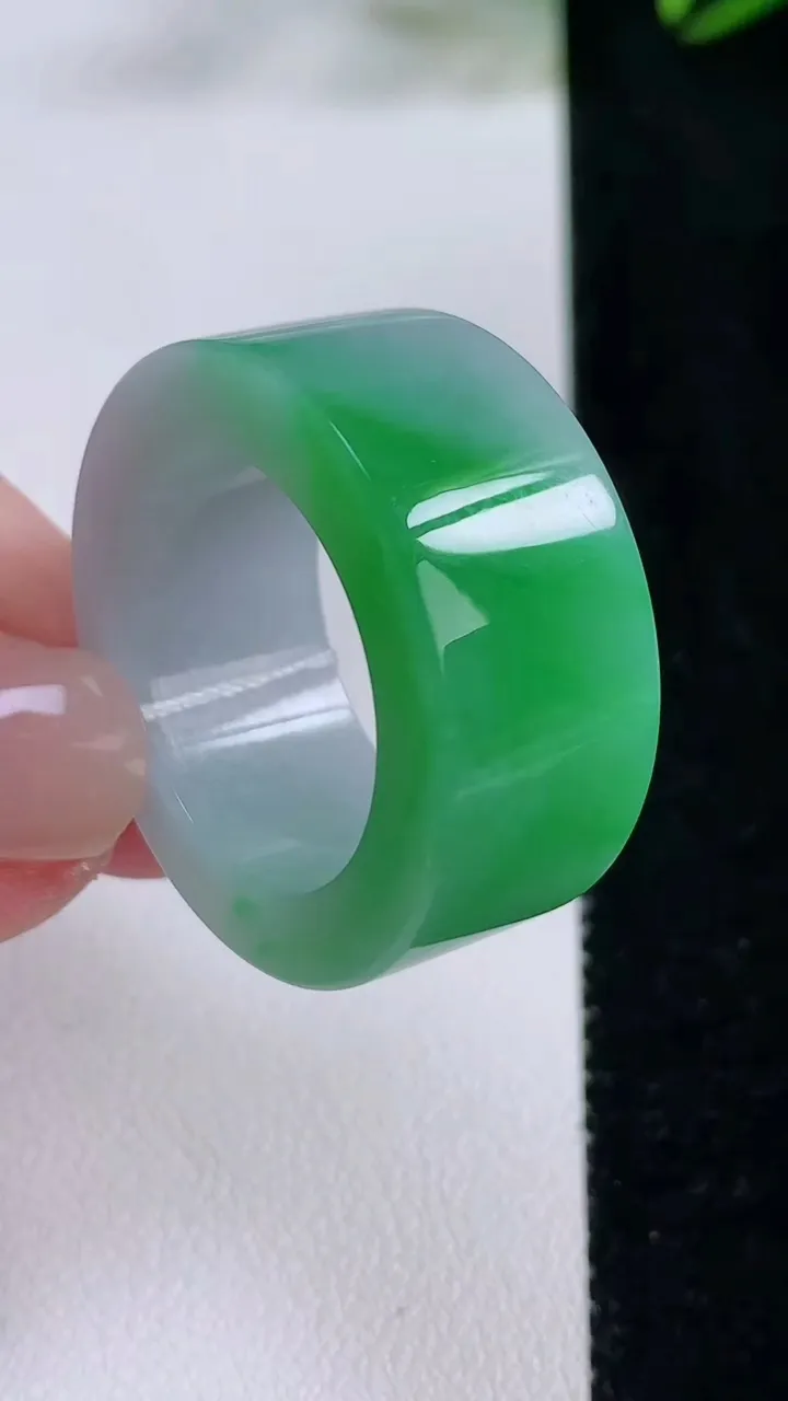 天然A货翡翠指环扳指，尺寸21.6-12.2-4.6，重量:17.48g2025年11月24日
工厂