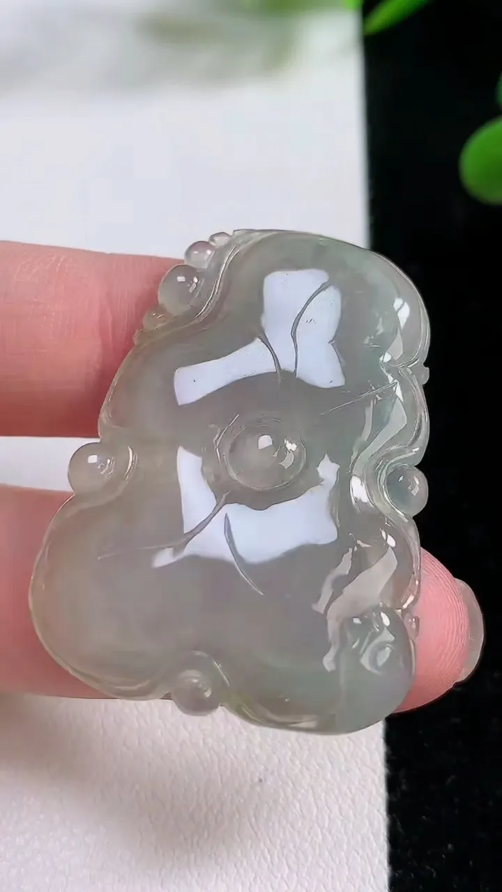 天然A货翡翠荷叶吊坠，尺寸39.5-28.5-5，重:5.34g
11月24日