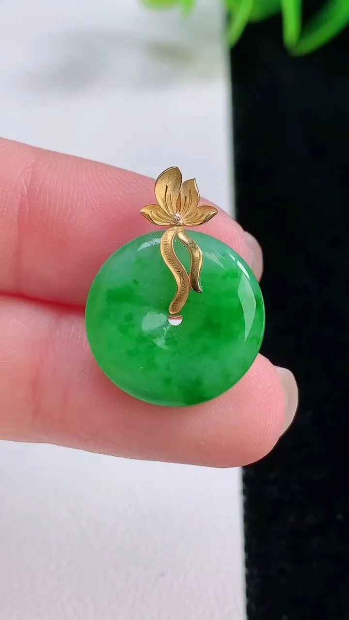 天然A货翡翠平安扣吊坠，尺寸17-3.4，重量:2.26g
11月24日