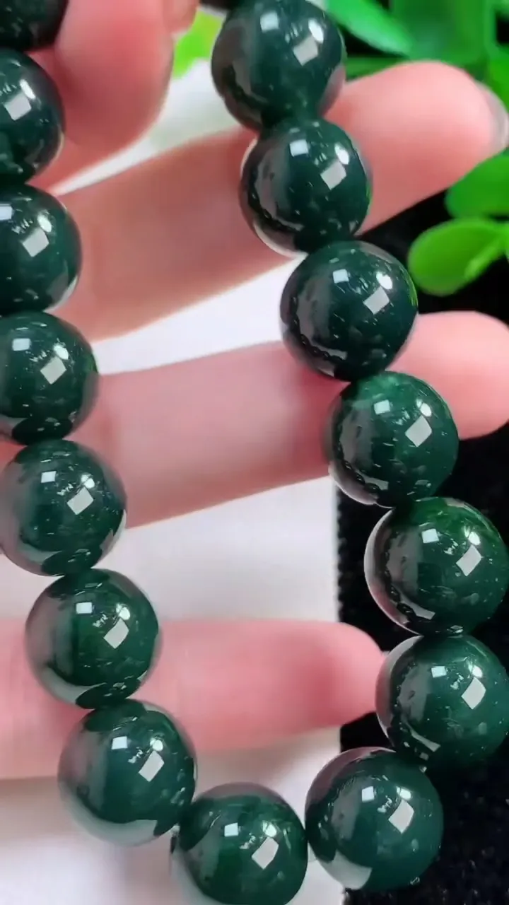 天然A货翡翠圆珠手串，尺寸12.3，重:56.66g11月24日
工厂直销收藏佳品,种好水足，色泽均匀，有种有色，上手高大气！
