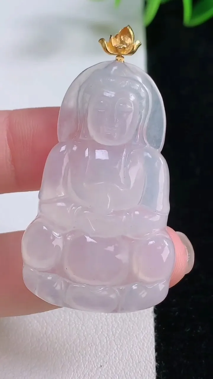 天然A货翡翠种白冰观音菩萨吊坠，尺寸43.3-26.6-3.9，重量:8.36g
11月24日