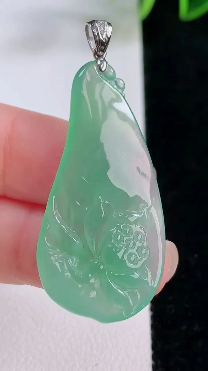 天然A货翡翠和和美美 荷花吊坠，尺寸39.3-19.5-4.3，重量:6.56g
11月24日