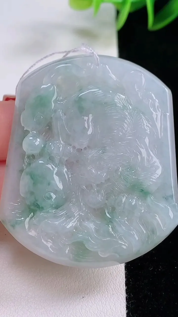 天然A货翡翠冰种飘花生肖虎吊坠，尺寸52.6-43.8-6，重量:32.56g
11月24日