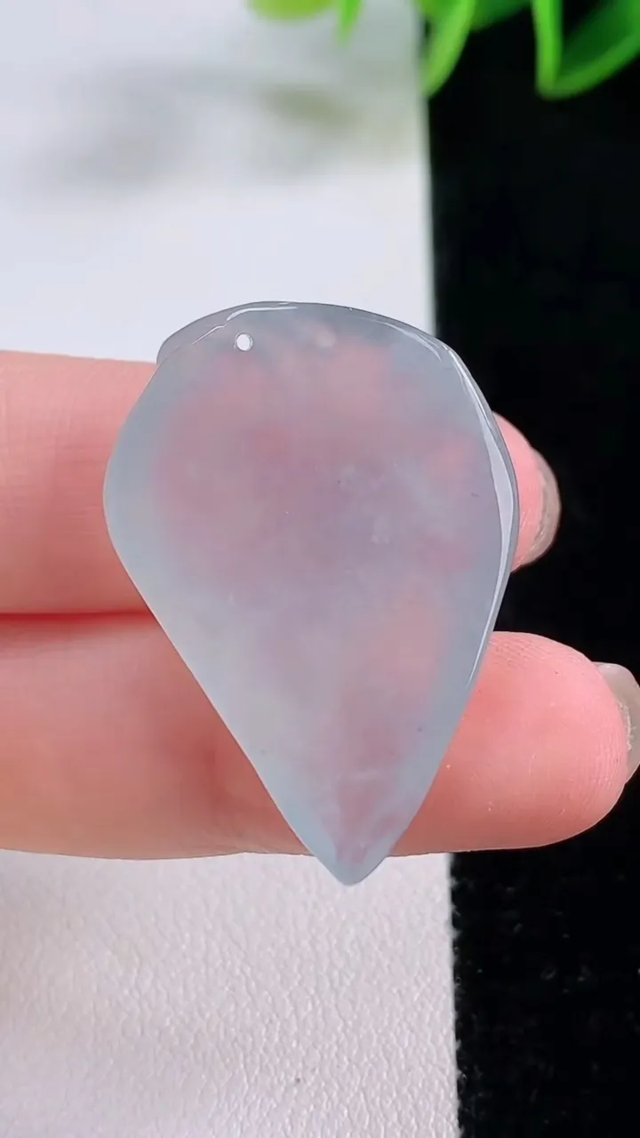 天然A货翡翠金枝玉叶 叶子吊坠，尺寸33.4-23.5-6.8，重量:8.30g
11月24日