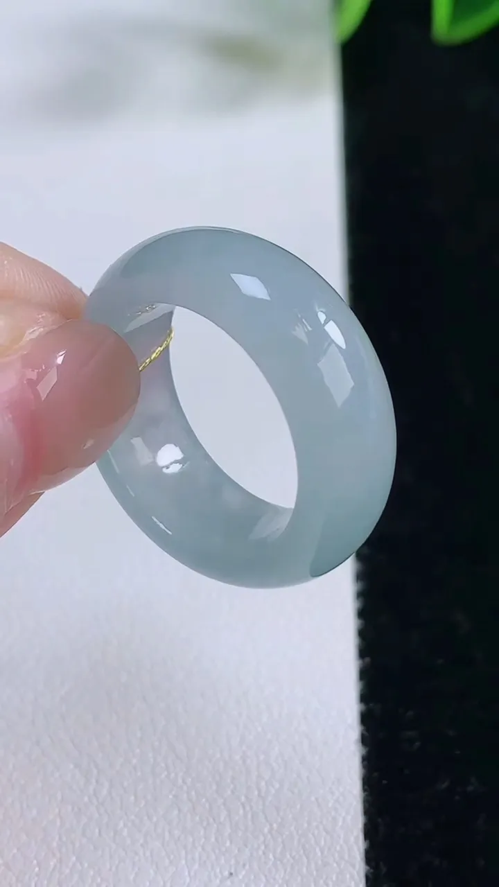 天然A货翡翠冰种飘花指环戒指，尺寸17.6-7.6-3.6，重量:6.41g2025年11月24日
工厂直销收藏佳品,种好水足，色泽均匀，有种有色，上手高大气！