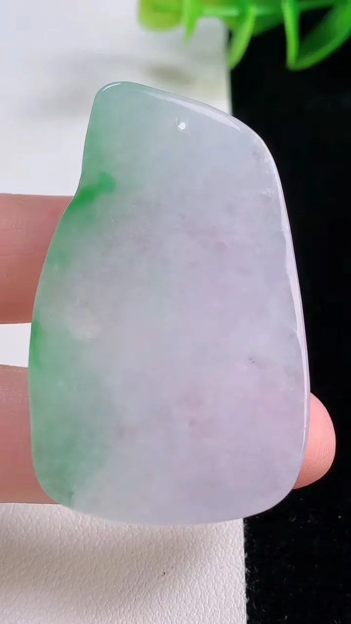 天然A货翡翠生肖马吊坠，尺寸49-31.5-6.2，重量:20.96g
11月24日