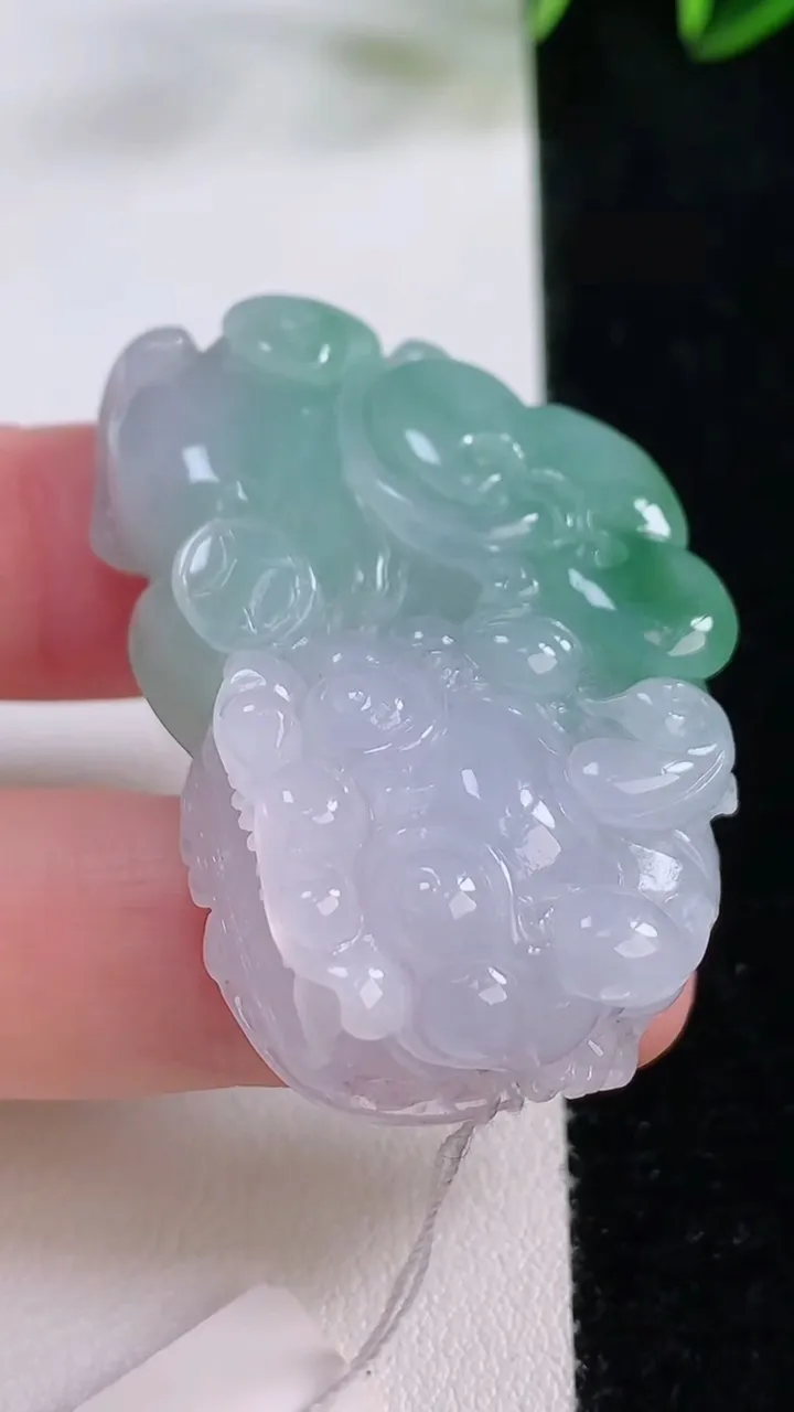 天然A货翡翠霸王貔貅吊坠，尺寸47.4-28-12，重量:35.48g
11月24日