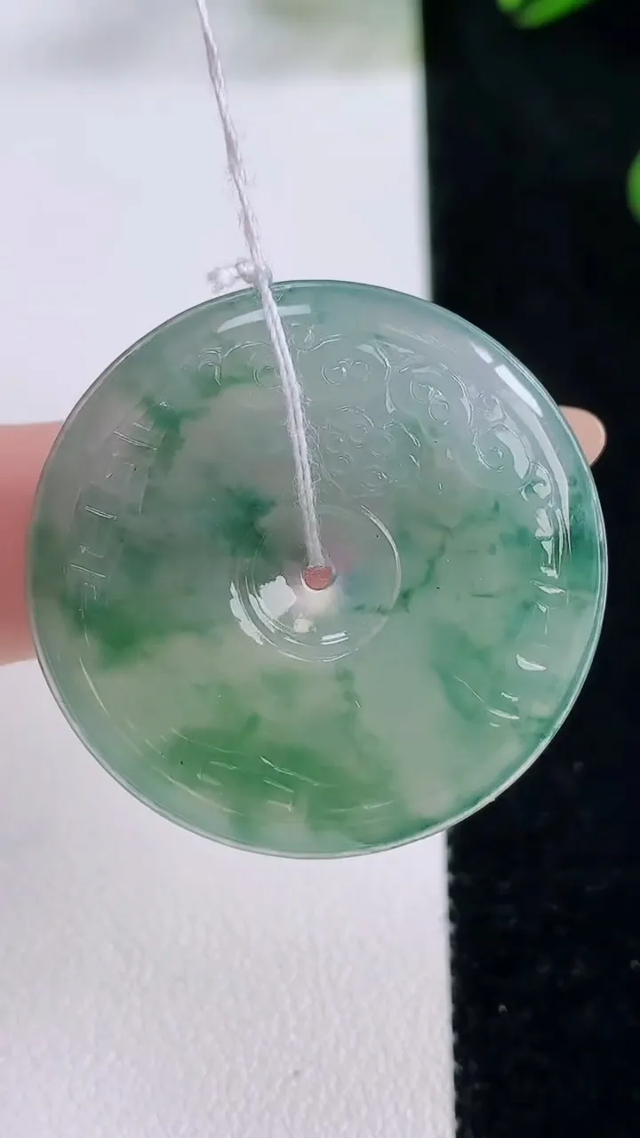 天然A货翡翠种飘花金枝玉叶 叶子吊坠，尺寸43.4-31.4-19.6-5.5，重量:6.91g
1