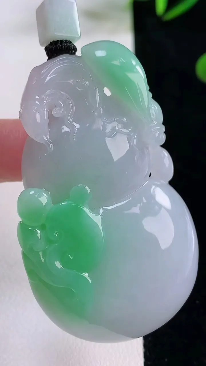 天然A货翡翠葫芦吊坠，尺寸58.7-34.6-10.2，重量:47.60g
11月24日