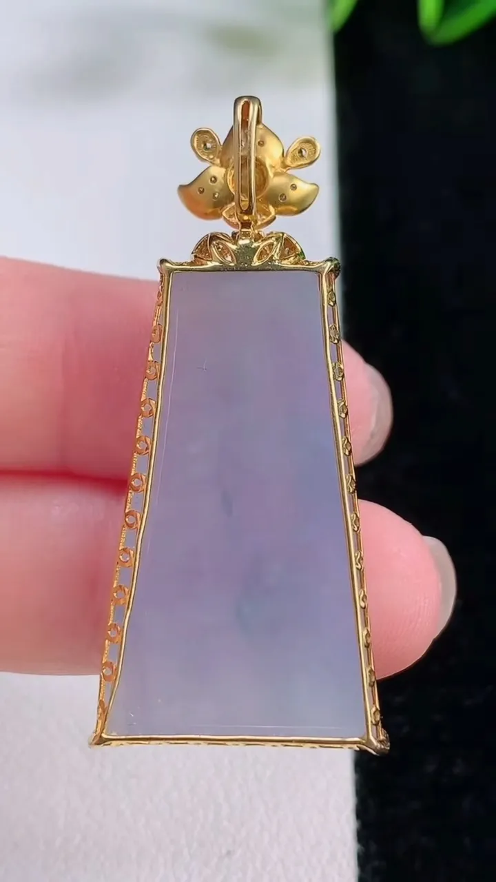 天然A货翡翠18K金紫罗兰无事牌吊坠，尺寸43.8-33-18.7-6.5，重量:8.58g
11月24日