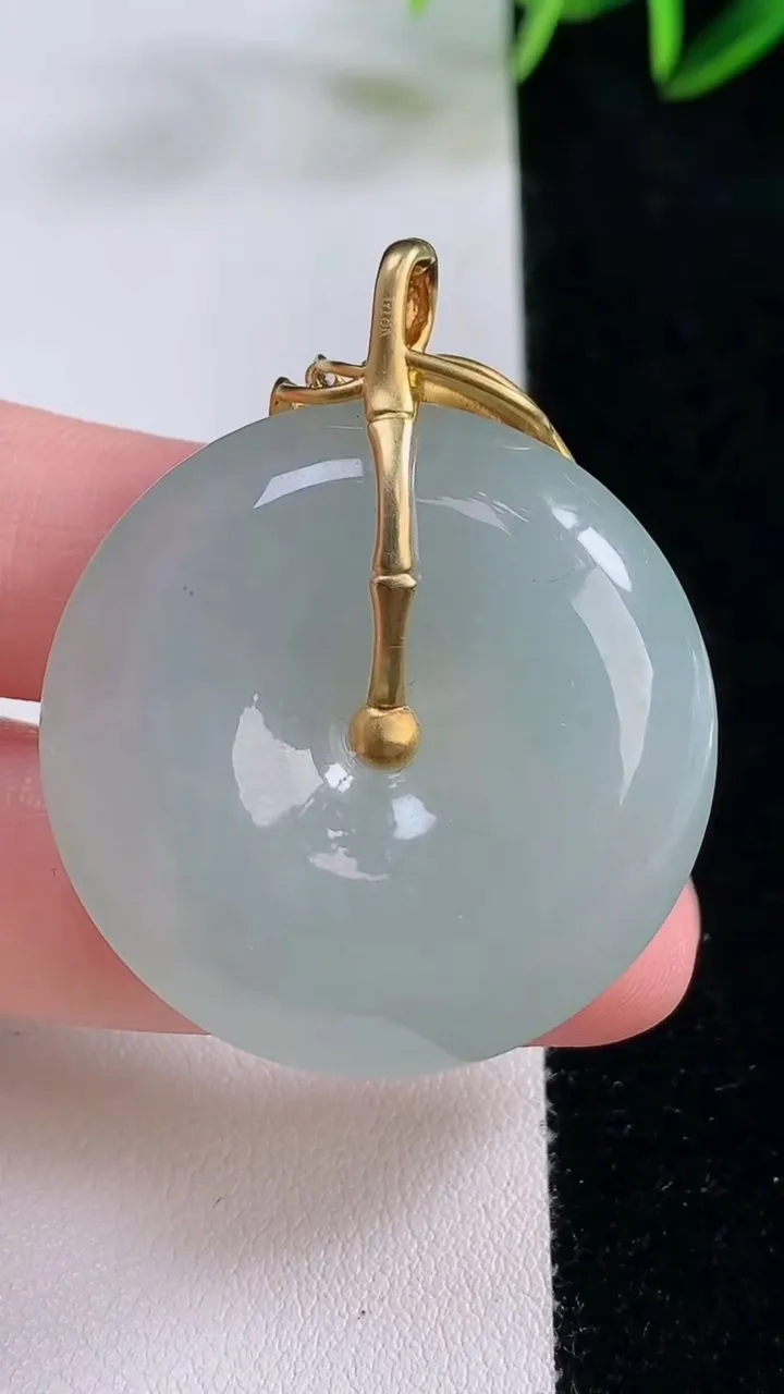 天然A货翡翠平安扣吊坠，尺寸35-9，重量:23.46g
11月24日