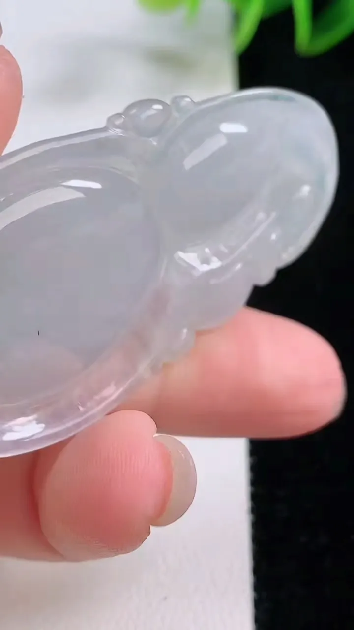 天然A货翡翠冰种飘花葫芦吊坠，尺寸53.8-29.5-6.3，重量:16.90g
11月24日