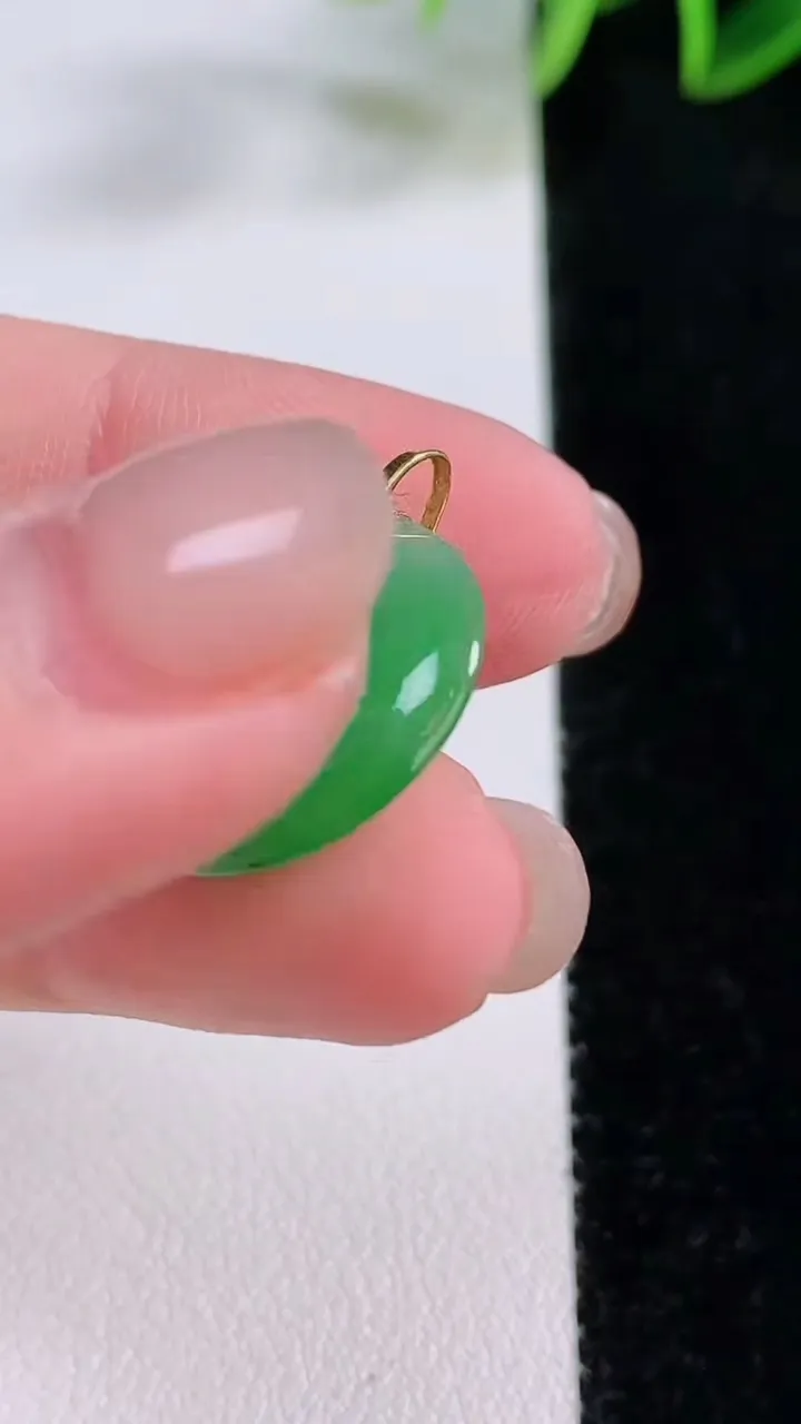 天然A货翡翠平安扣吊坠，尺寸18.2-3.7，重量:3.09g
11月24日