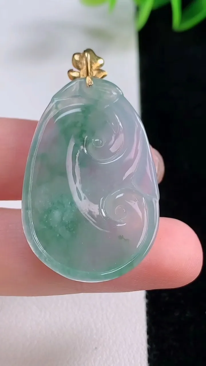 天然A货翡翠种飘花如意吊坠，尺寸35.3-23.5-4.9，重量:8.28g
11月24日