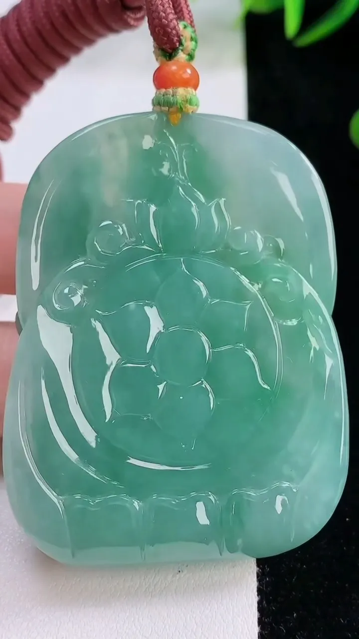 天然A货翡翠千手观音吊坠，尺寸59.5-45.2-11.3，重量:66.15g
11月24日