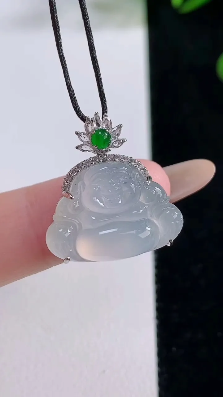 天然A货翡翠种白冰佛公吊坠，尺寸21.3-14.3-20-7.2，重量:3.92g
11月24日
