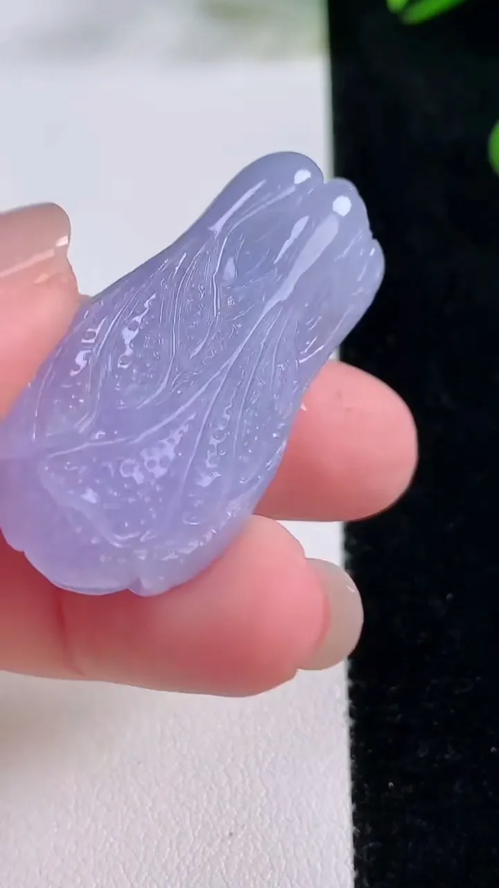 天然A货翡翠紫罗兰白菜吊坠，尺寸39.8-19.8-11，重量:14.85g
11月24日