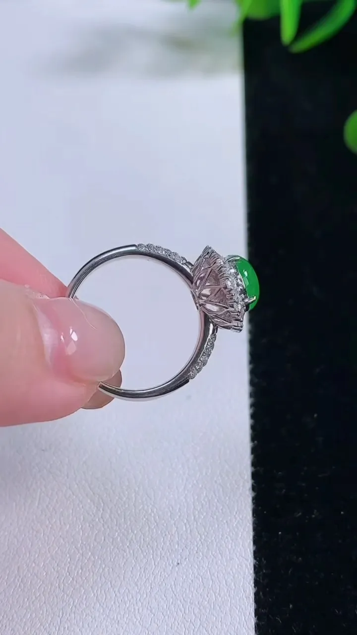 天然A货翡翠蛋面戒指，尺寸17.7-8.1-7.3-8.6，重量:3.48g2025年11月24日
工厂直销收藏佳品,种好水足，色泽均匀，有种有色，上手高大气！