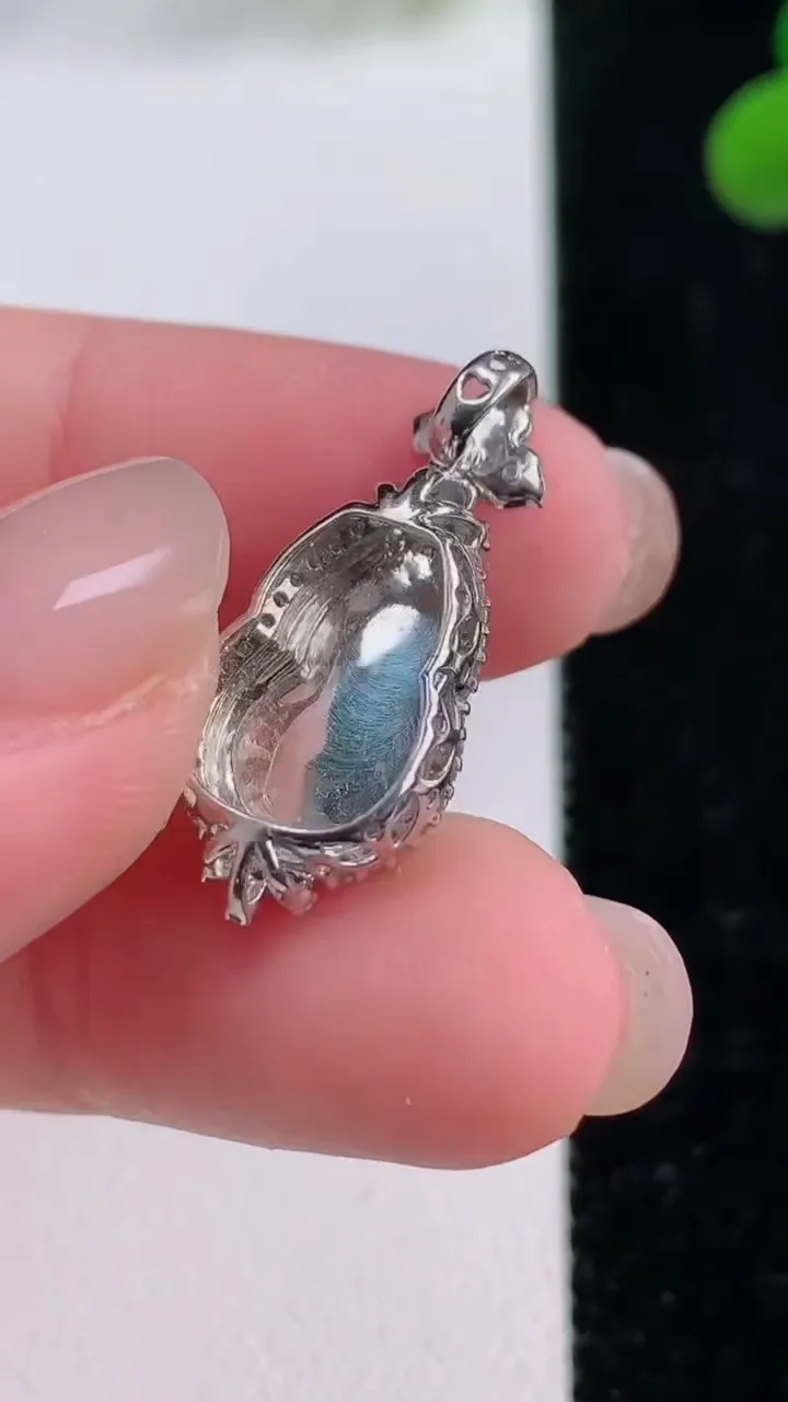 天然A货翡翠葫芦吊坠，尺寸24.5-11-7.4，裸石13.2-7.5重量:2.21g
11月25日