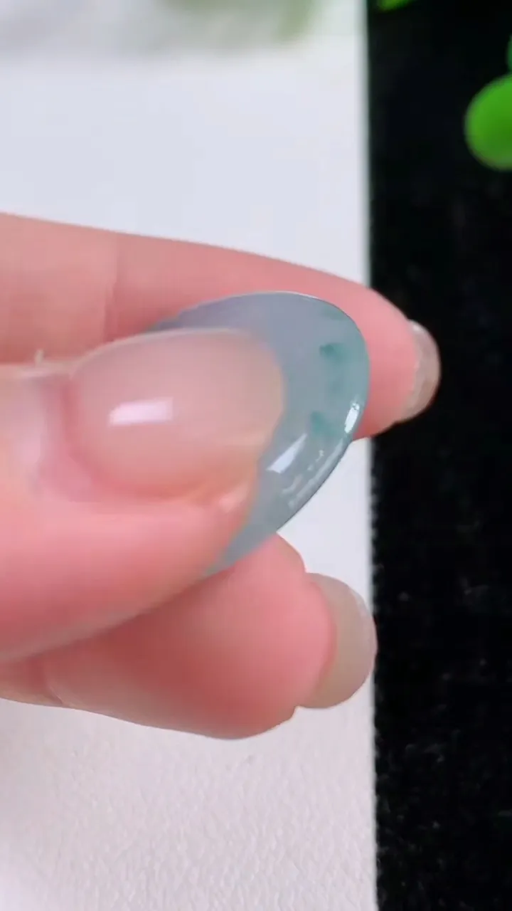 天然A货翡翠冰种飘花平安扣吊坠，尺寸27-4.6，重量:7.87g
11月25日