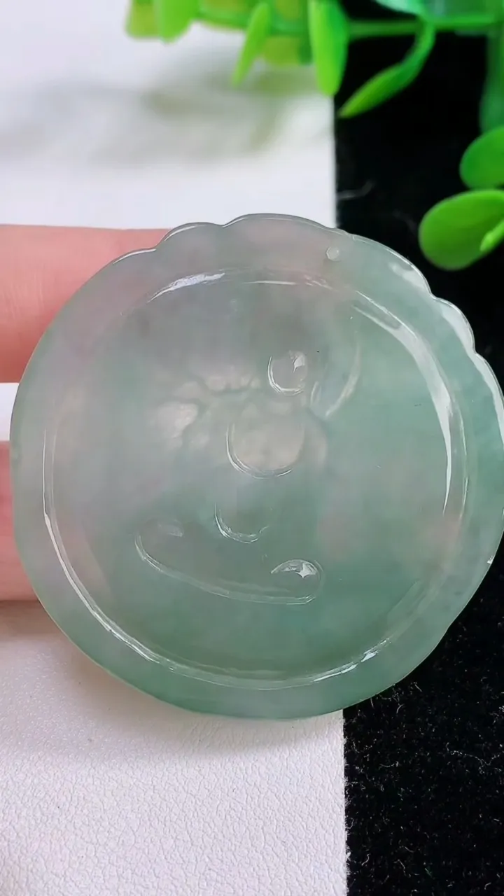 天然A货翡翠大日如来吊坠，尺寸49.4-49-4.6，重:22.04g
11月25日