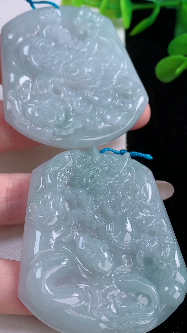 天然A货翡翠龙凤呈祥吊坠一对，尺寸54.3-46-5.2，重量:56.38g
11月25日