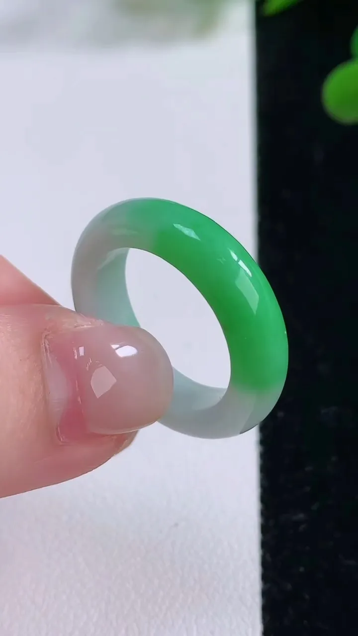 天然A货翡翠指环戒指，尺寸18.5-5.4-3.6，重量:4.82g2025年11月25日
工厂直销收藏佳品,种好水足，色泽均匀，有种有色，上手高大气！