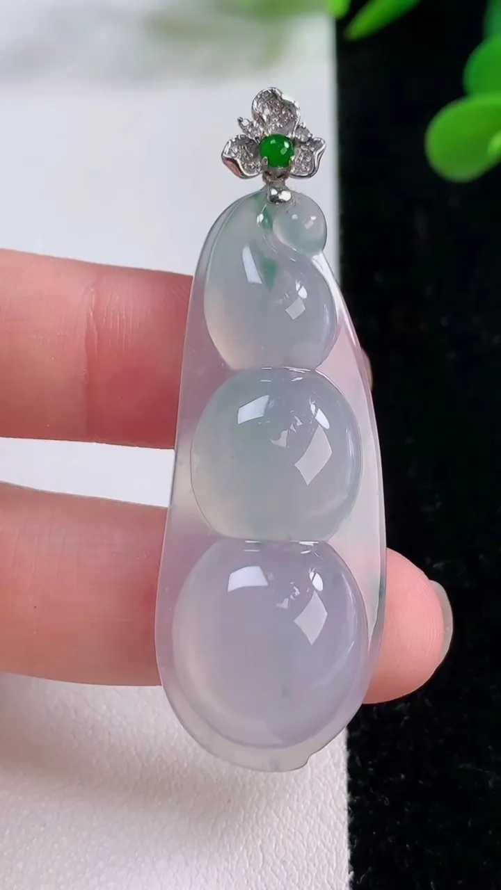 天然A货翡翠种飘花福豆吊坠，尺寸47.2-18-7.3，重量:10.96g
11月25日