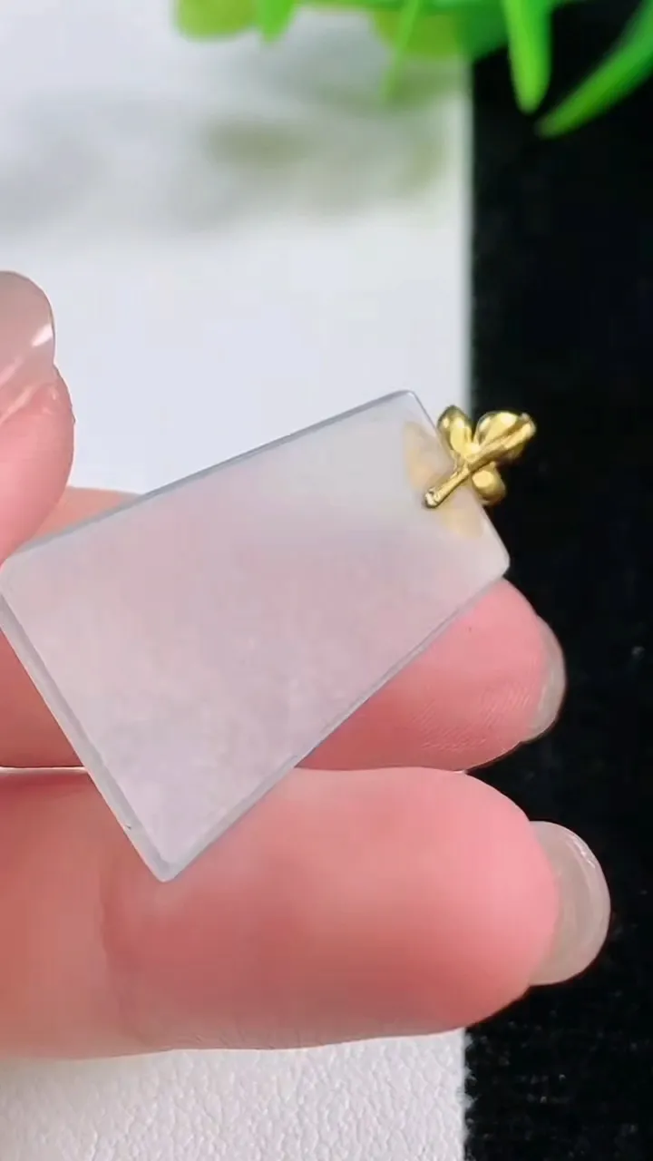 天然A货翡翠种白冰无事牌吊坠，尺寸26.5-19-2.9，重量:2.87g
11月25日