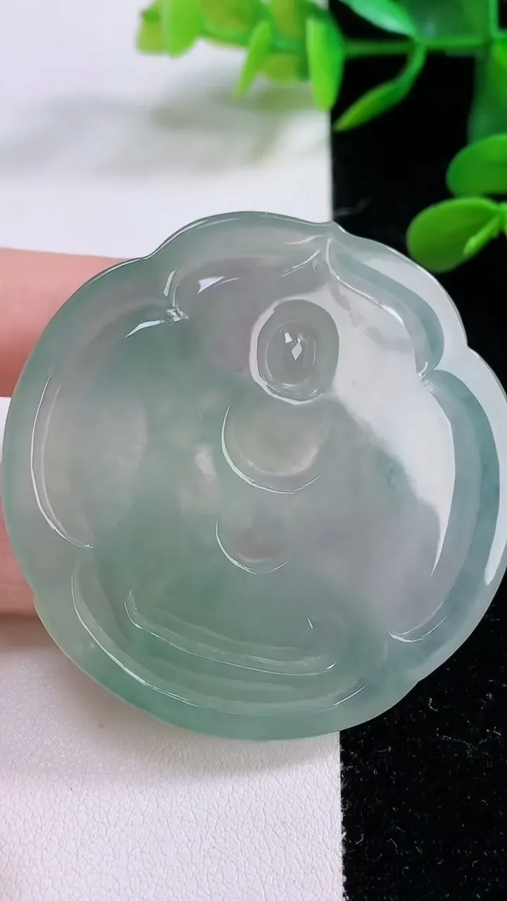 天然A货翡翠虚空藏菩萨吊坠，尺寸53-7，重:36.20g
11月25日