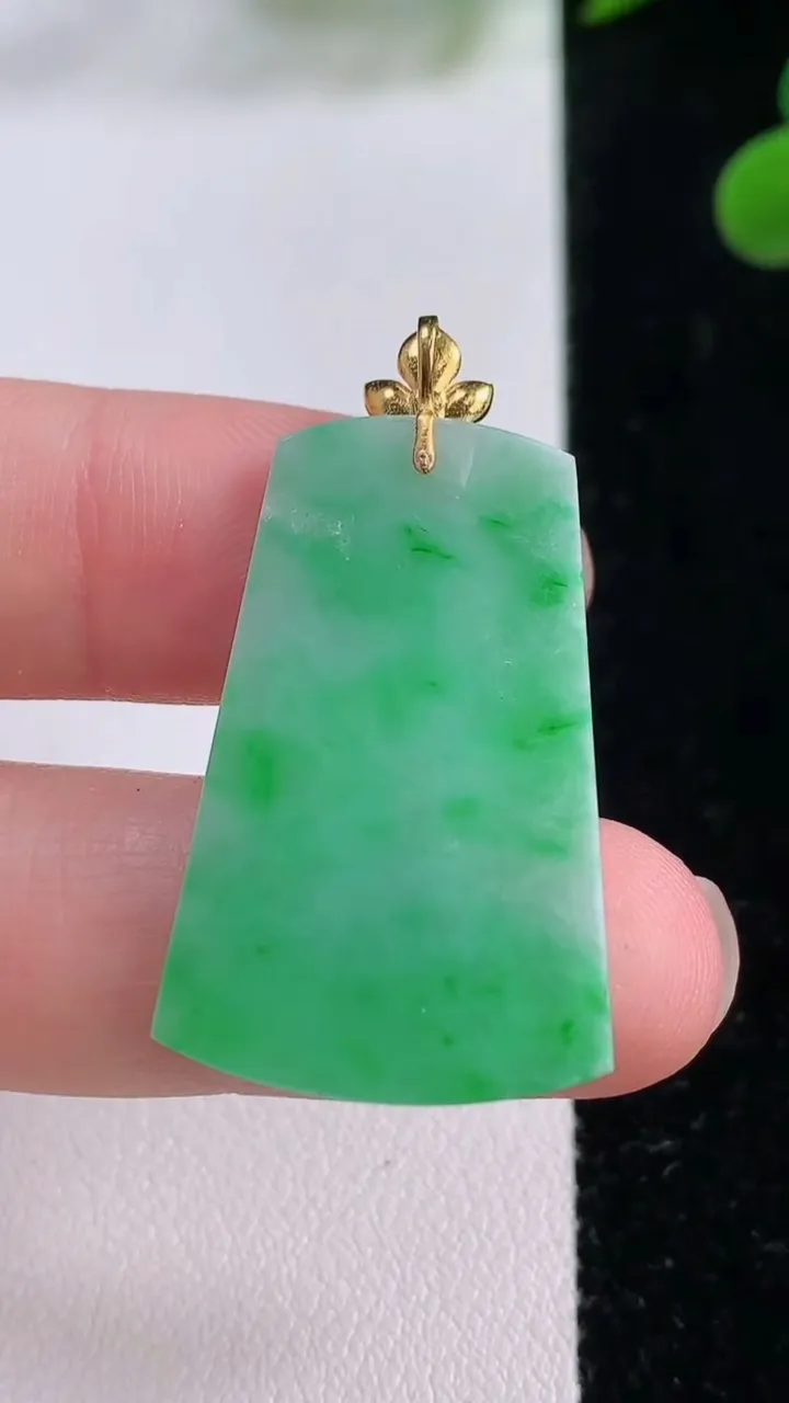 天然A货翡翠无事牌吊坠，尺寸31.2-19.6-2.3，重量:4.30g
11月25日