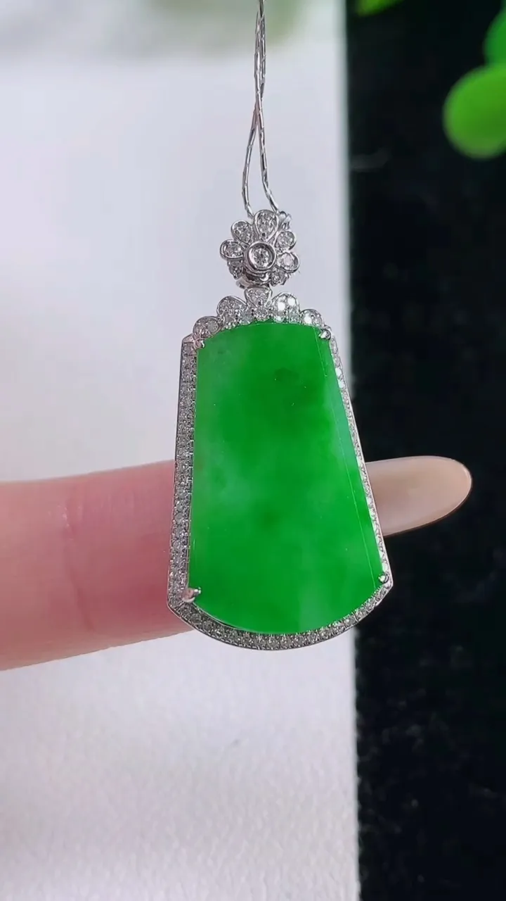 天然A货翡翠无事牌吊坠，尺寸30.2-15.5-6.6，裸石20.7-13.6重量:2.85g
11月25日