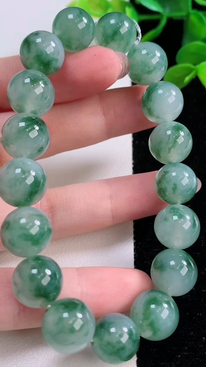 天然A货翡翠种飘花圆珠手串，尺寸12.3-17颗，重量:55.12g11月25日
工厂直销收藏佳品,