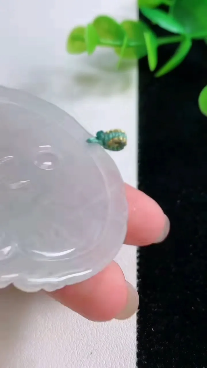 天然A货翡翠千手观音吊坠，尺寸54-55.2-4.2，重量:28.19g
11月25日