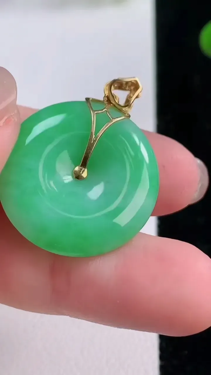 天然A货翡翠平安扣吊坠，尺寸23.6-5.3，重量:6.81g
11月25日