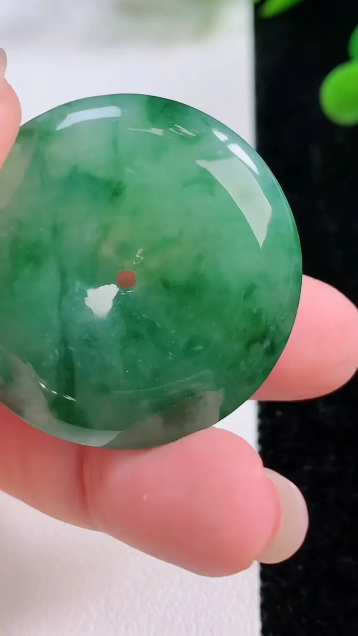 天然A货翡翠平安扣吊坠，尺寸33.7-6.5，重量:15.78g
11月25日