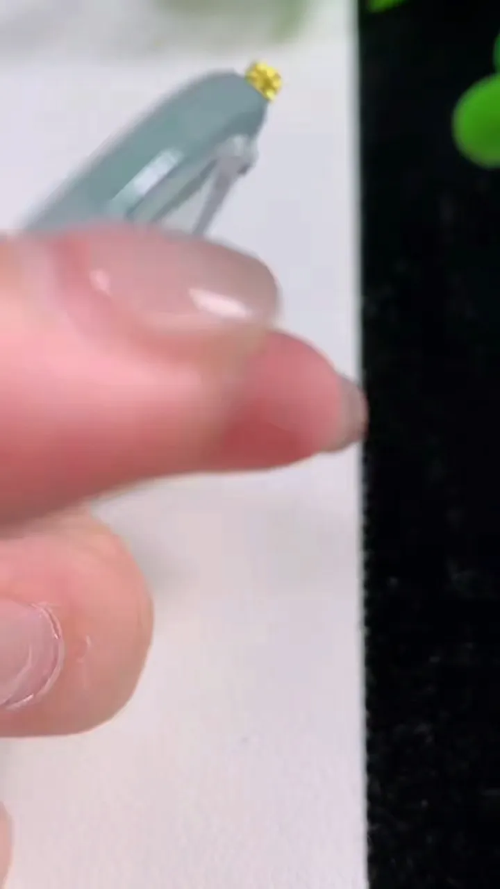 天然A货翡翠冰种飘花阿弥陀佛吊坠，尺寸53-44.7-4.9，重量:25.82g
11月25日