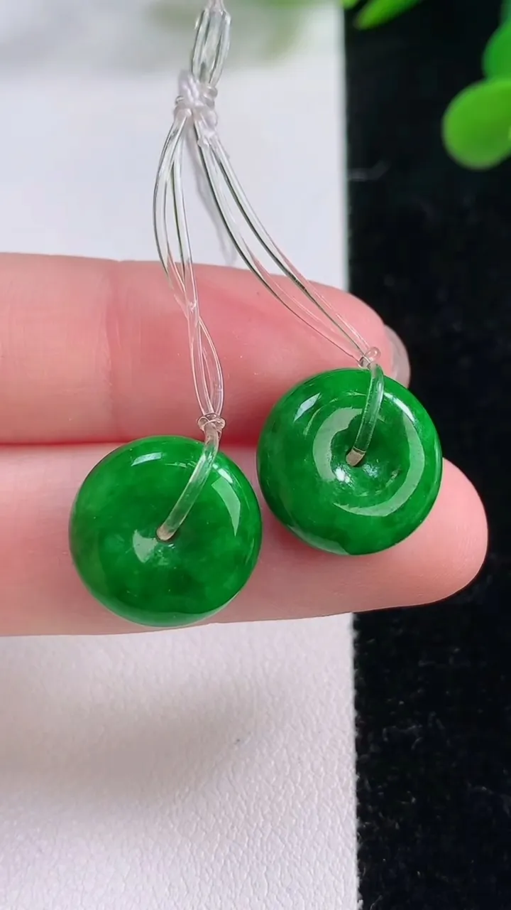 天然A货翡翠平安扣吊坠一对，尺寸14.2-6，重量:7.56g
11月25日