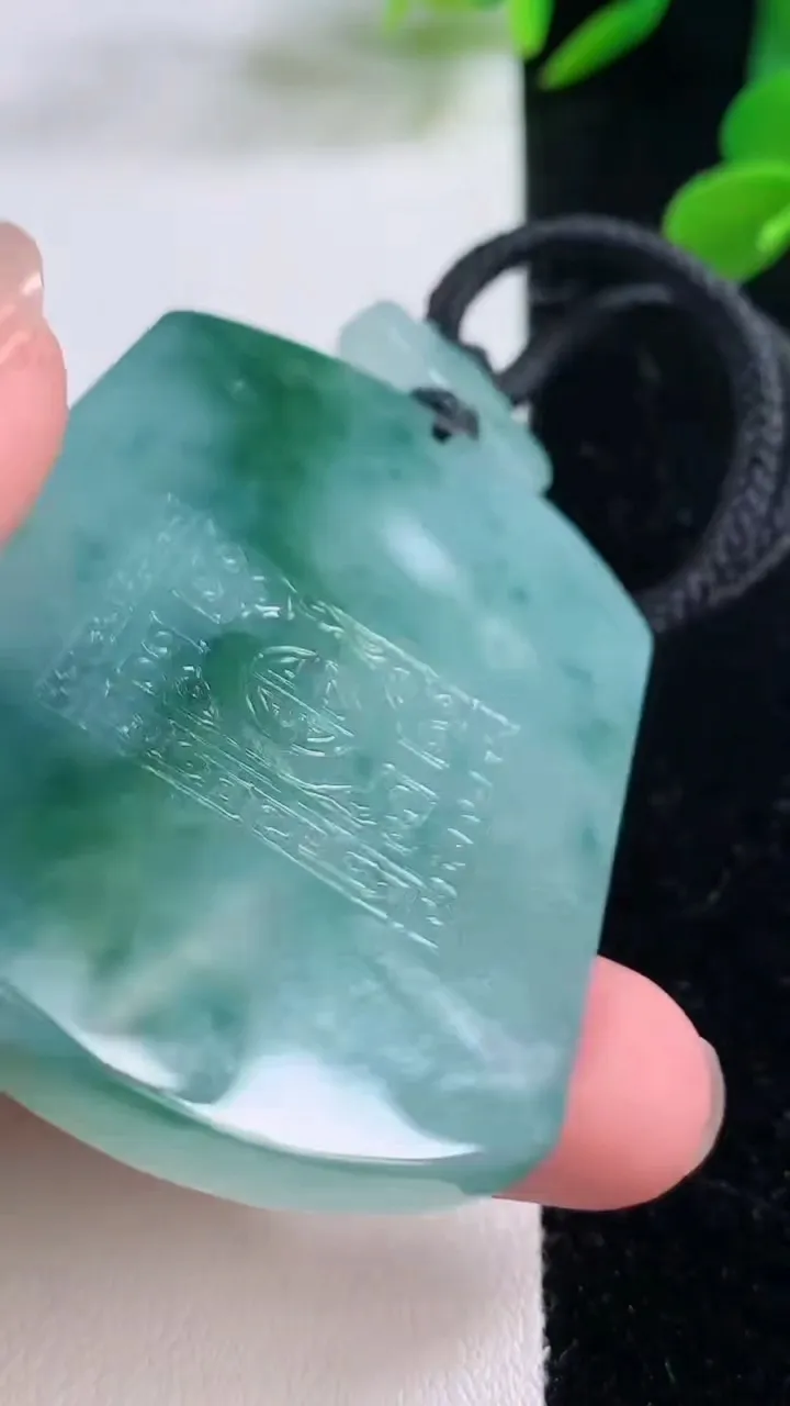 天然A货翡翠种飘花仿古无事牌吊坠，尺寸56.3-43-5.6，重量:44.37g
11月25日