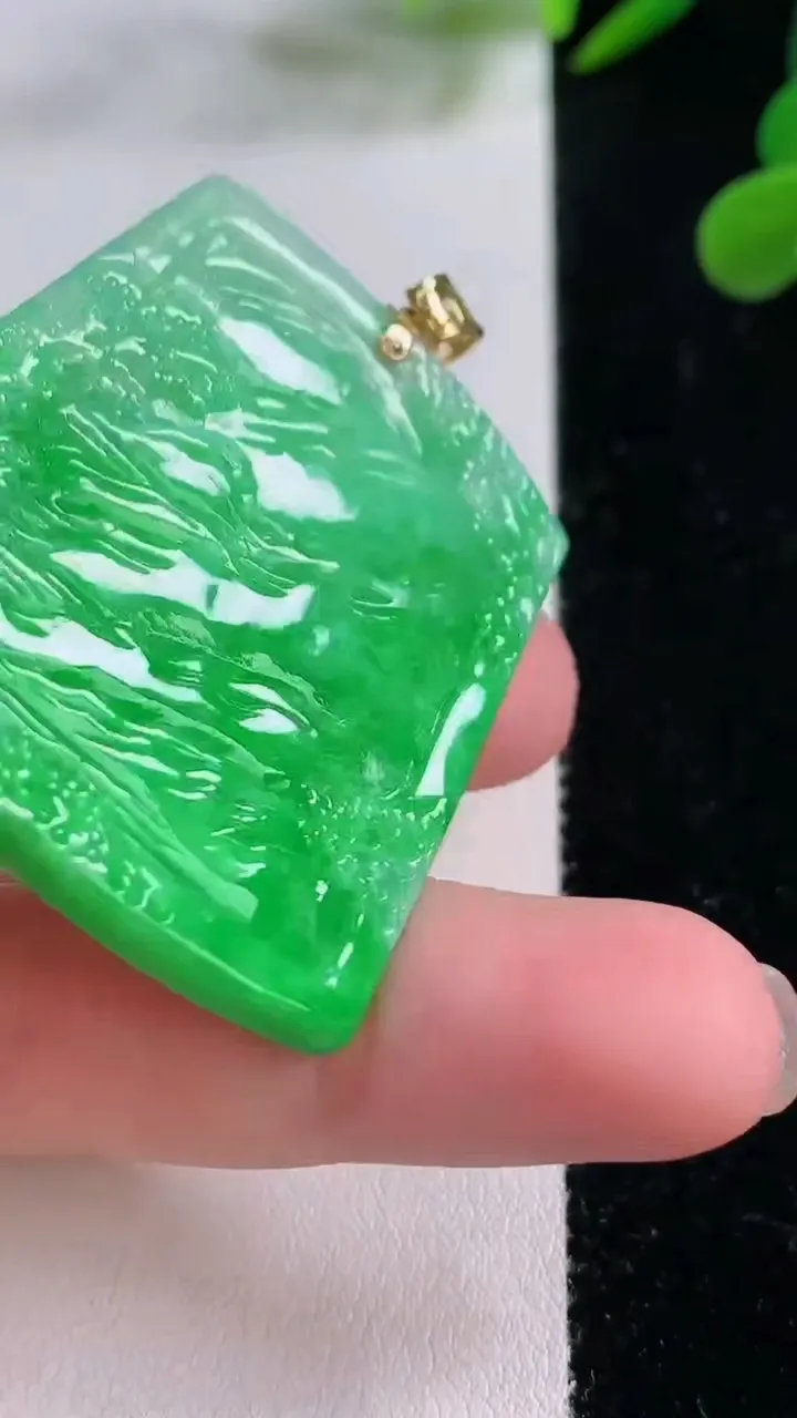 天然A货翡翠山水牌吊坠，尺寸42.8-38.8-4.6，重量:19.25g
11月25日