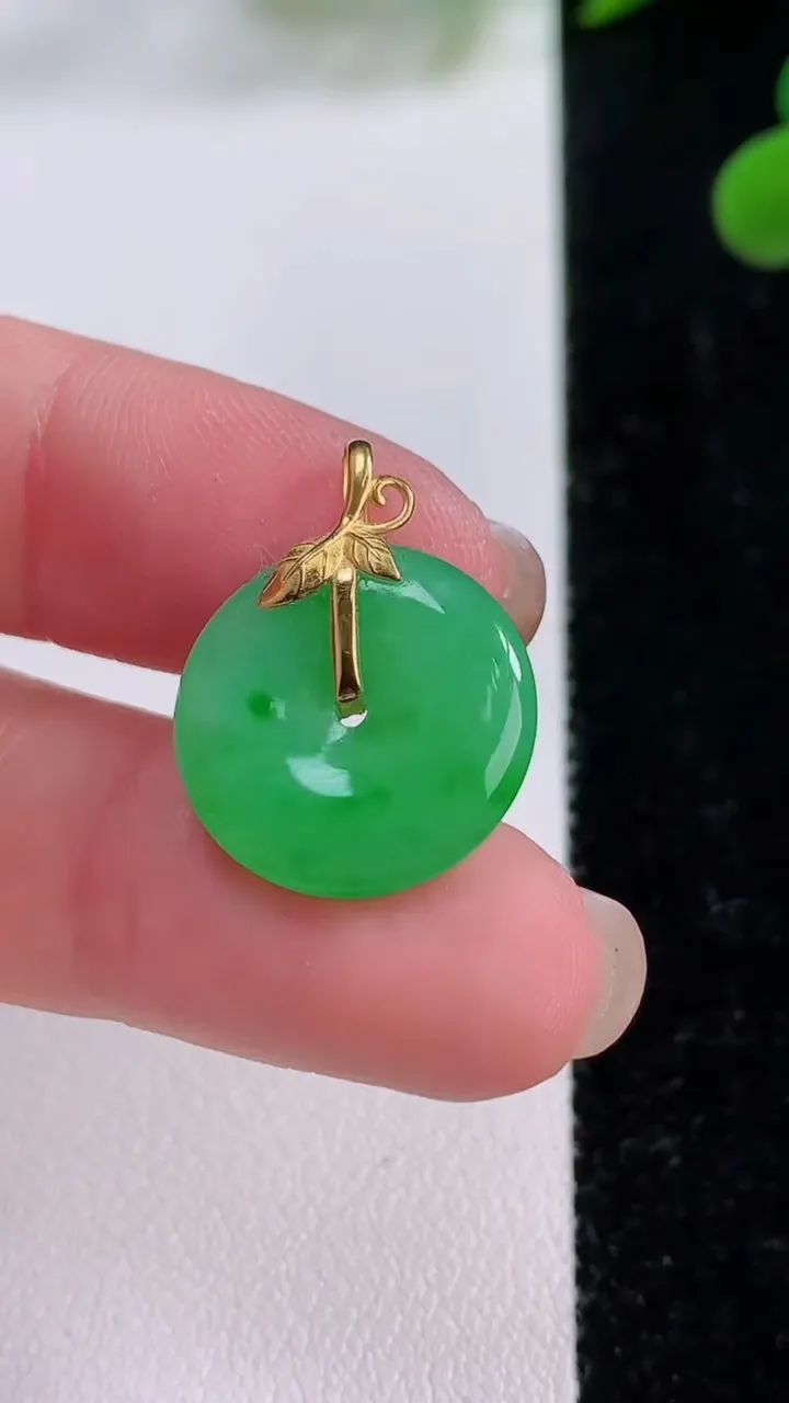 天然A货翡翠平安扣吊坠，尺寸16.6-3.6，重量:2.23g
11月25日