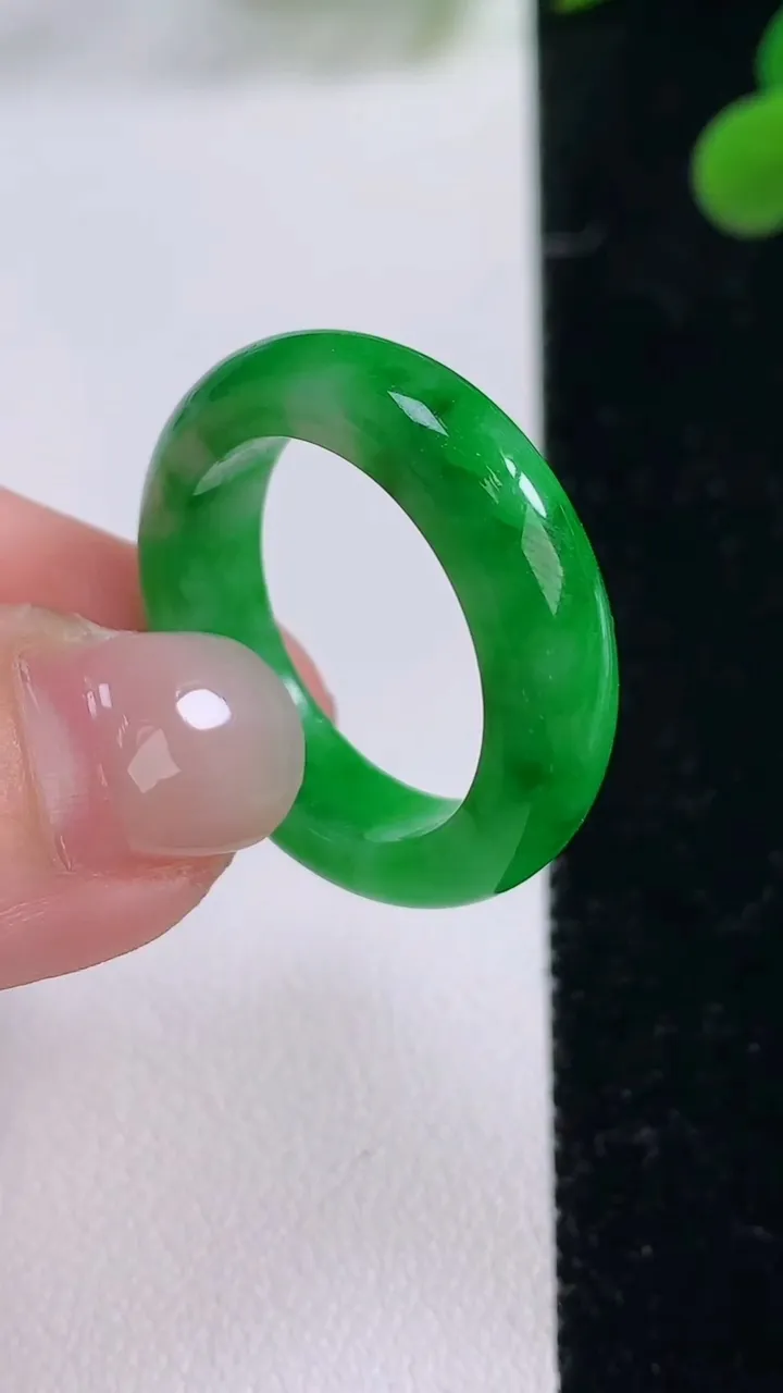 天然A货翡翠指环戒指，尺寸20-6-3.6，重量:5.66g2025年11月25日
工厂直销收藏佳品,种好水足，色泽均匀，有种有色，上手高大气！