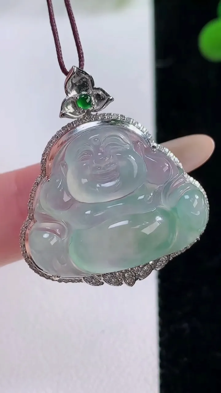天然A货翡翠种飘花佛公吊坠，尺寸32.3-27.8-10.7，裸石20-25重量:7.81g
11月
