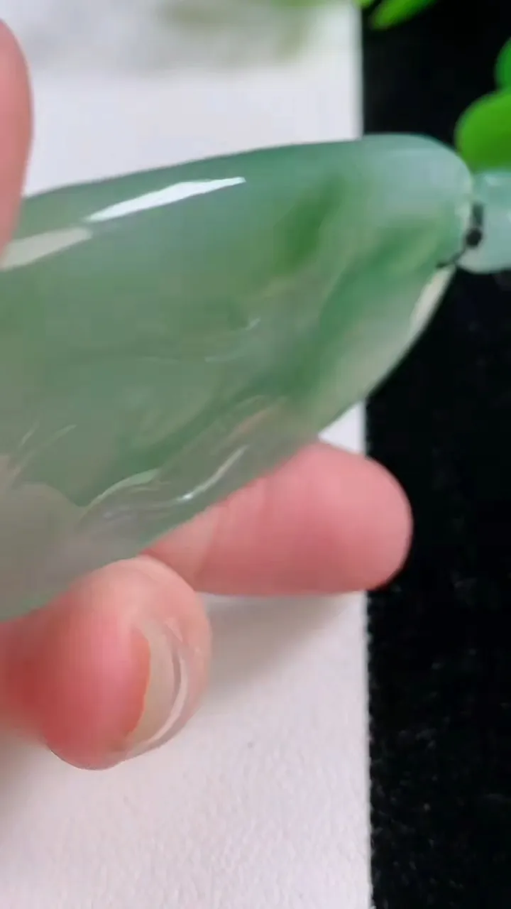 天然A货翡翠普贤菩萨吊坠，尺寸60.6-33-5.3，重量:26.85g
11月25日