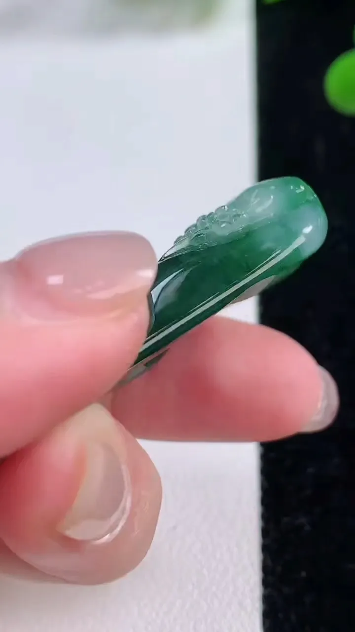 天然A货翡翠飘花大日如来吊坠，尺寸52.5-27.3-11，重量:23.83g
11月25日