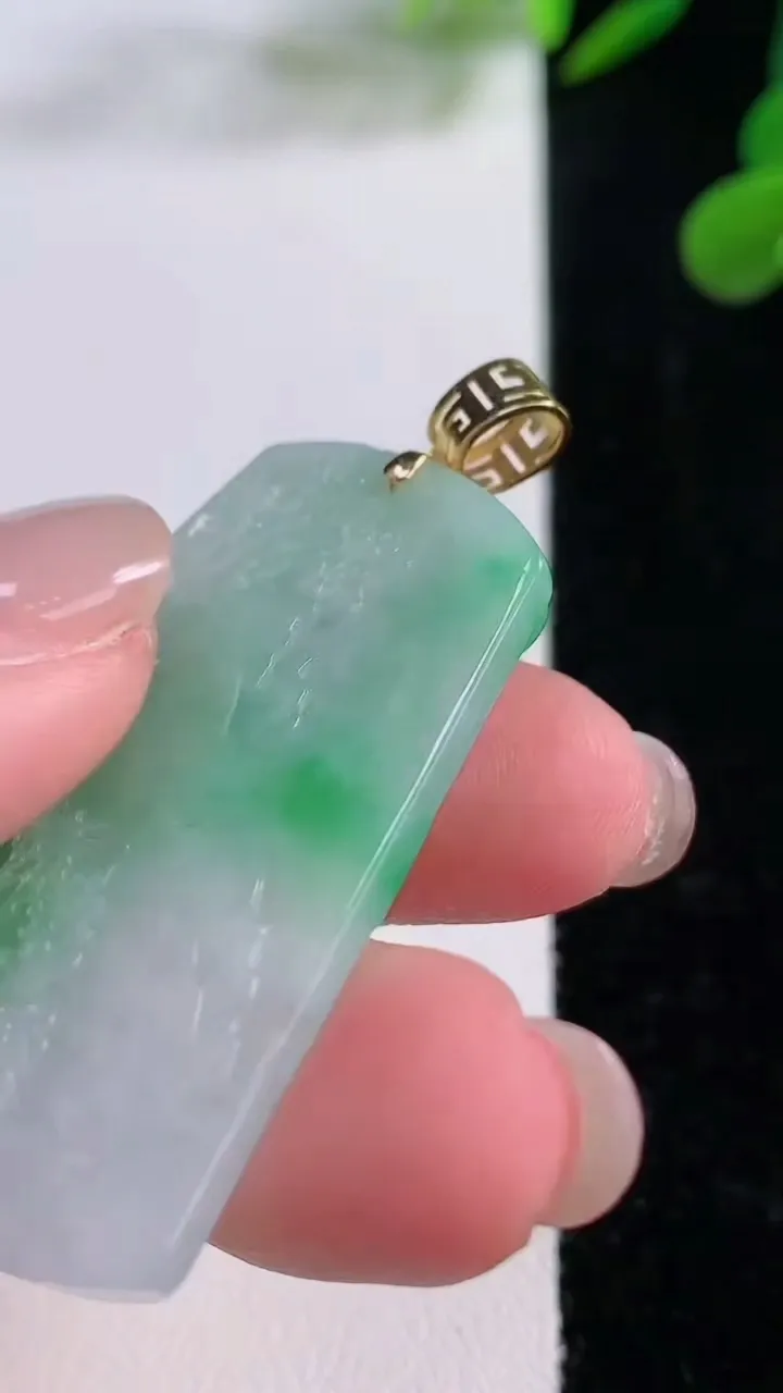 天然A货翡翠山水牌吊坠，尺寸42.5-30.6-4.3，重量:12.90g
11月25日