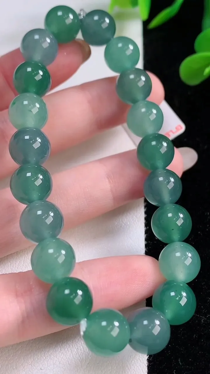 天然A货翡翠圆珠手串，尺寸9.7-20颗，重量:32.86g11月25日
工厂直销收藏佳品,种好水足，色泽均匀，有种有色，上手高大气！